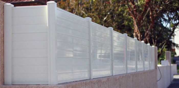 Valla Antigona sobre muro