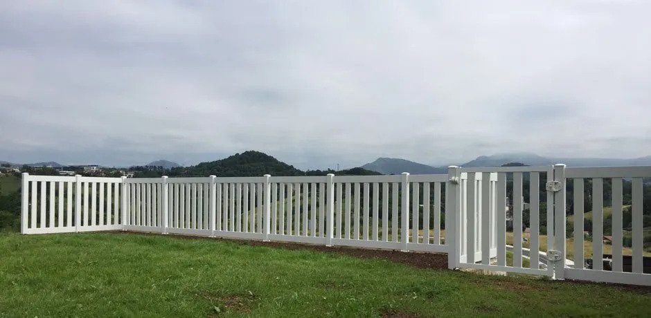 Vallado de fincas con lamas de PVC verticales. Diseño a medida para su uso en exteriores y compatible con animales domésticos.