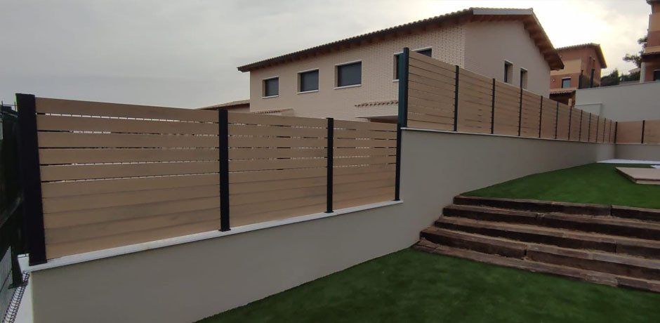 Valla sobre muro en una construcción de obra nueva