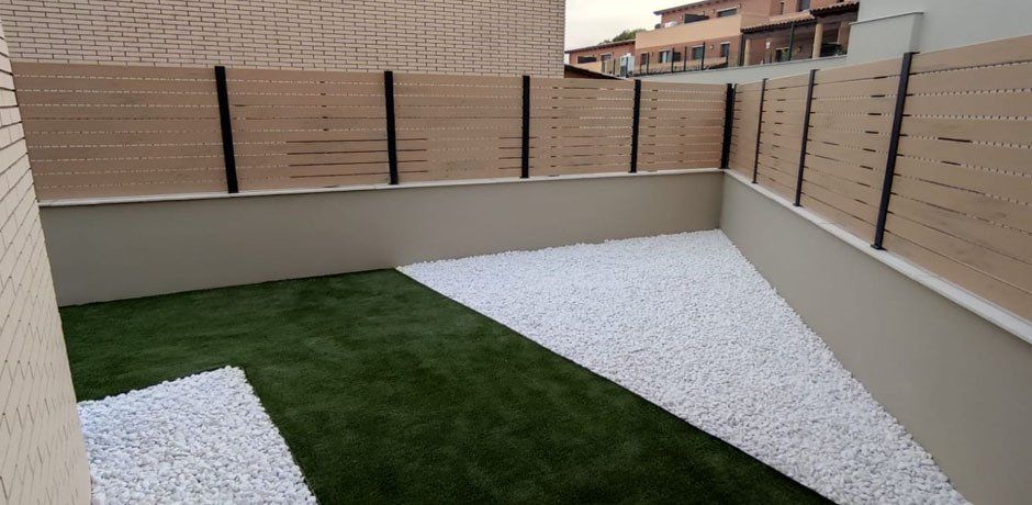 Jardin con piscina y vallado de pvc con acabado madera natural de Hipervallas. Solución para privacidad en todo tipo de viviendas.