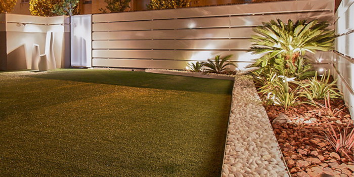 Iluminacion en jardines con vallas