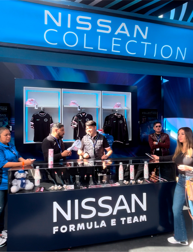 Stand del equipo Nissan de Fórmula E con personal en una exhibición de la Colección Nissan