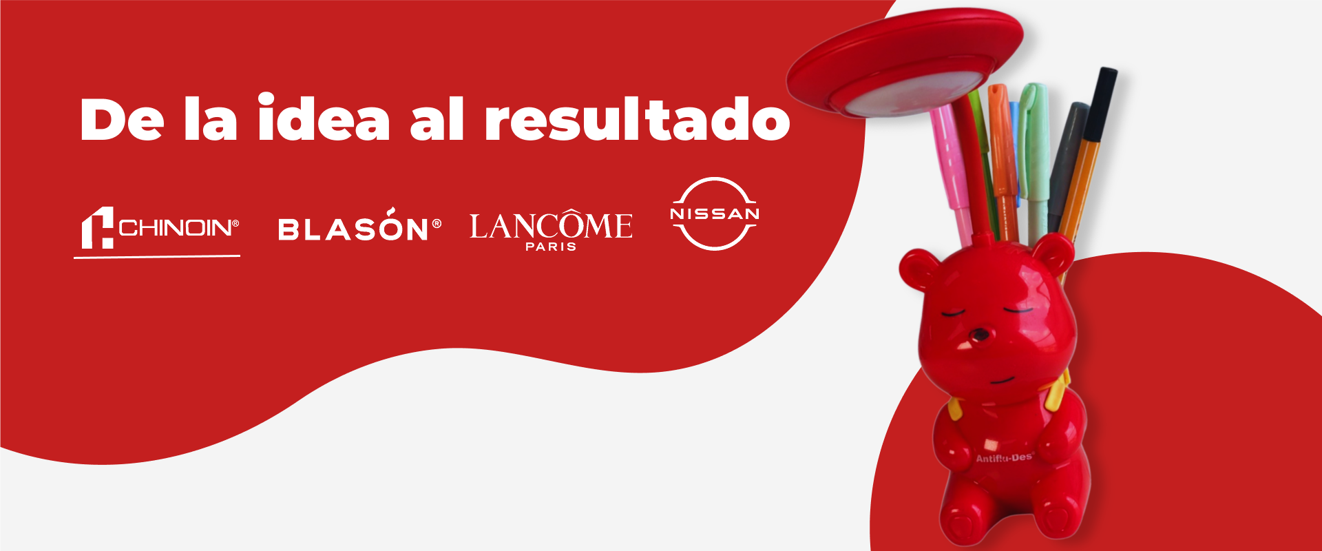 Red desk organizer holding pens; red background with text "De la idea al resultado" and logos.