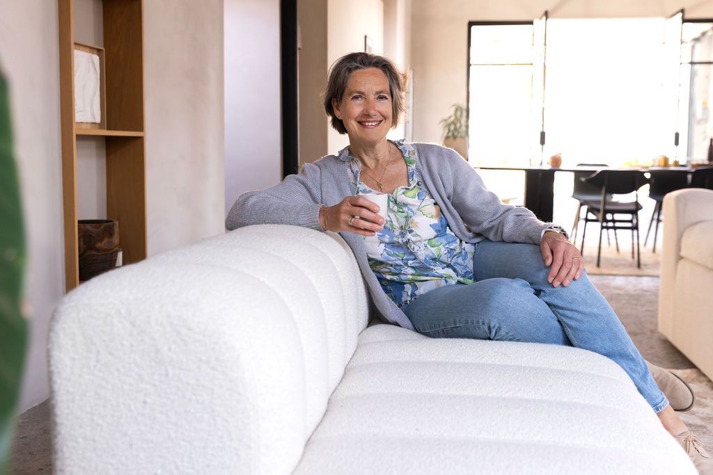 Foto van Maureen Dijkman zittend op bank