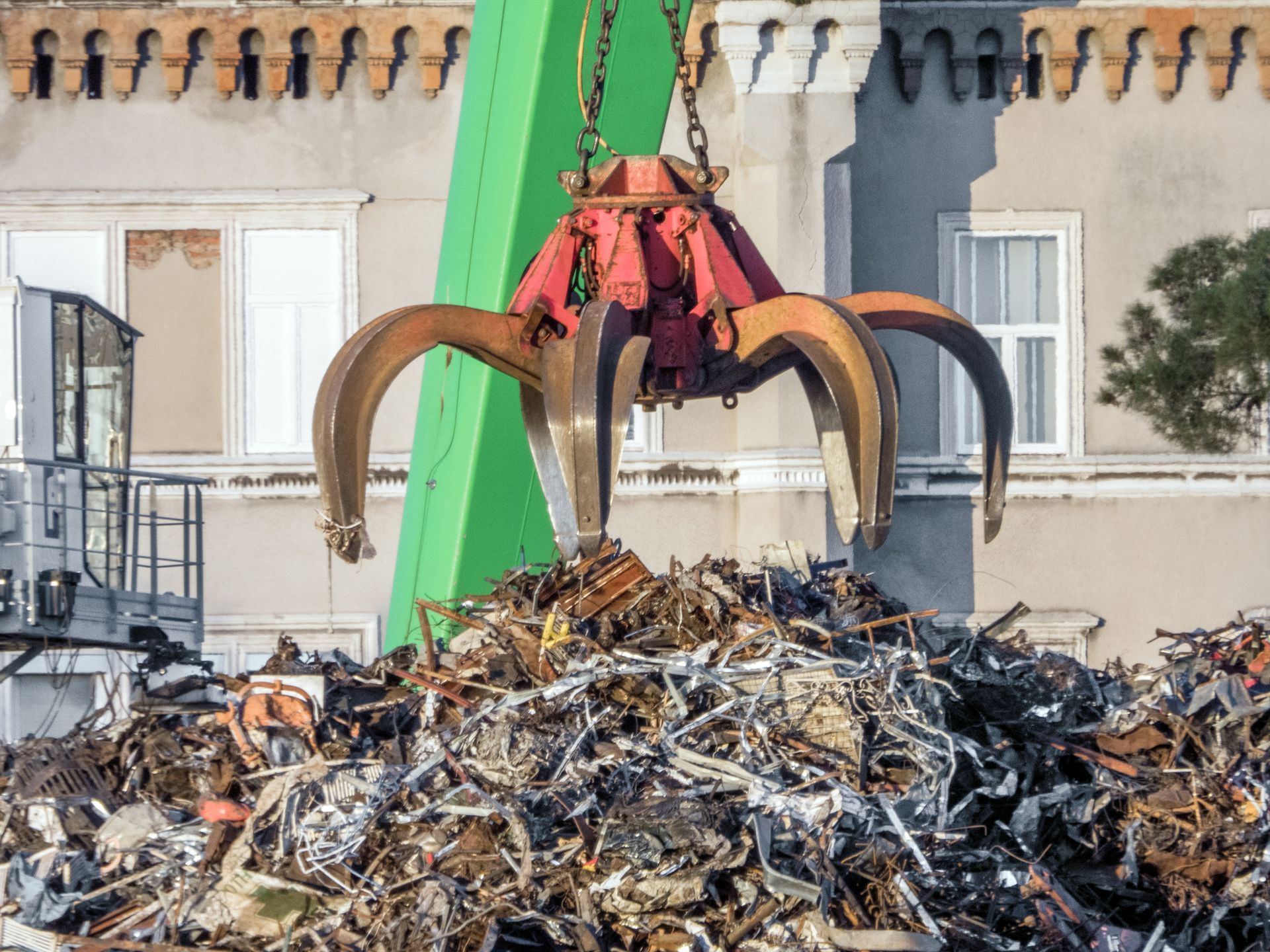 Hydraulic mechanical grabber moves scrap rusty metal