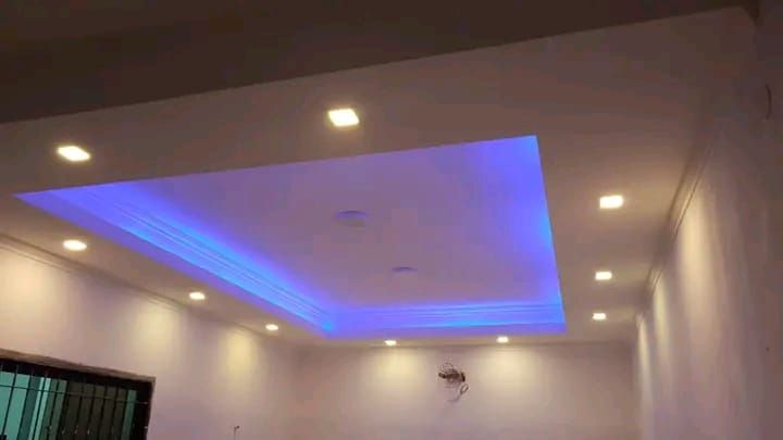 Techo moderno con luces empotradas e iluminación LED azul en una moldura perimetral
