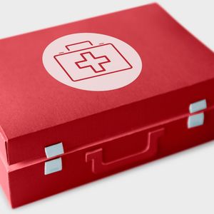 Una caja roja con una cruz blanca encima