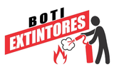 Un hombre está usando un extintor para apagar un incendio.