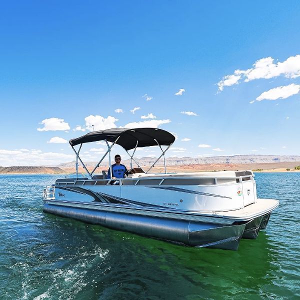 Blue & white wakesurf boat rental