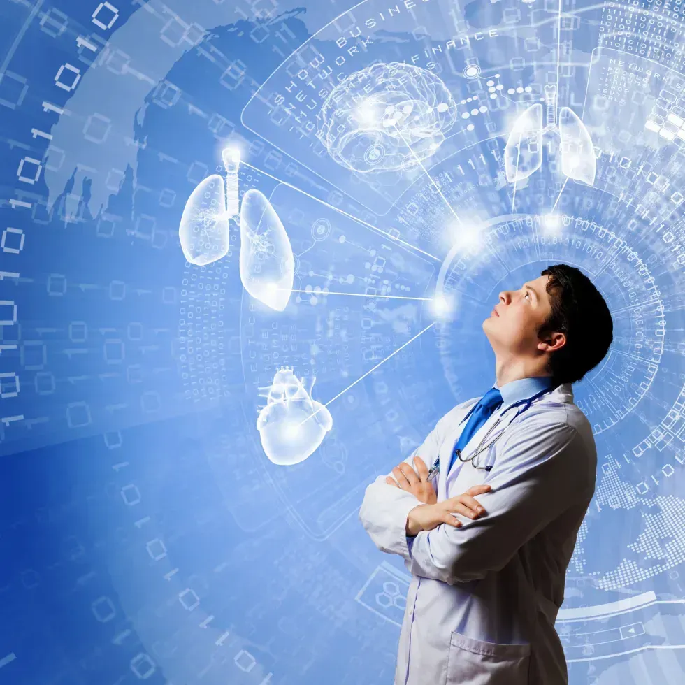 Un medico in camice bianco osserva dei grafici medici che rappresentano polmoni e cuore luminosi su uno sfondo blu.
