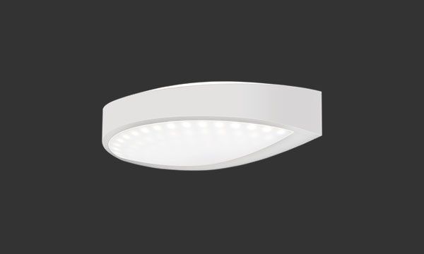 Hvit, dråpeformet taklampe med et opplyst, prikkete interiør på en mørk bakgrunn.