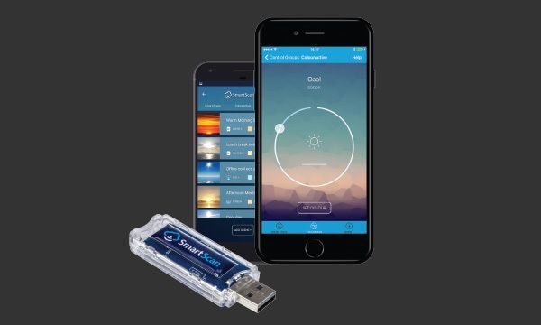 To smarttelefoner som viser appgrensesnitt, og en USB-enhet, på en mørk bakgrunn.