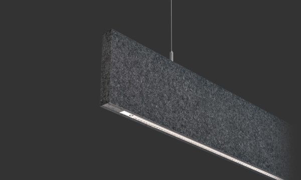 Grå rektangulær akustisk panellampe, hengende fra taket, med en hvit lyslist langs bunnen.