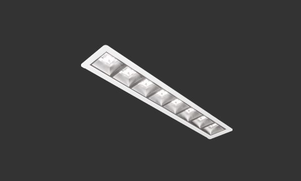 Hvit rektangulær innfelt taklampe med åtte firkantede lysarmaturer.