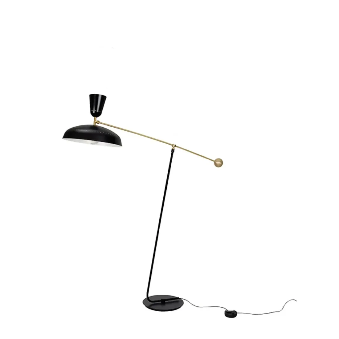 Svart og gullfarget buet gulvlampe med buet arm og sirkulær skjerm.