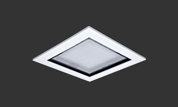 Firkantet innfelt taklampe med hvit ramme og gitterdiffusor.