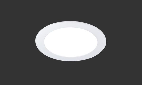 Ovalformet, innfelt LED-taklampe med hvitt midtpunkt og grå ytre ring mot mørk bakgrunn.