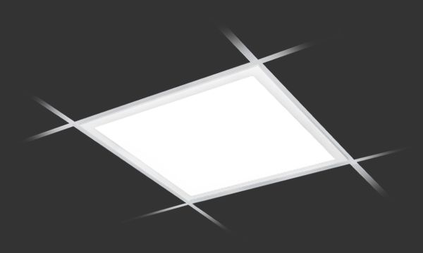 Lys, firkantet taklampe mot et mørkt tak. Diagonale lysstråler strekker seg ut fra hvert hjørne.