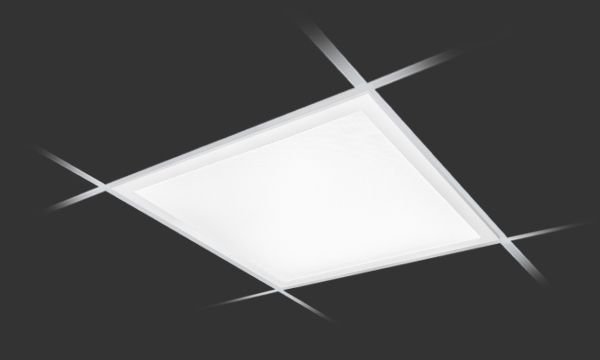 Firkantet, lys, innfelt taklampe med korsformede lysstråler mot et mørkegrått tak.