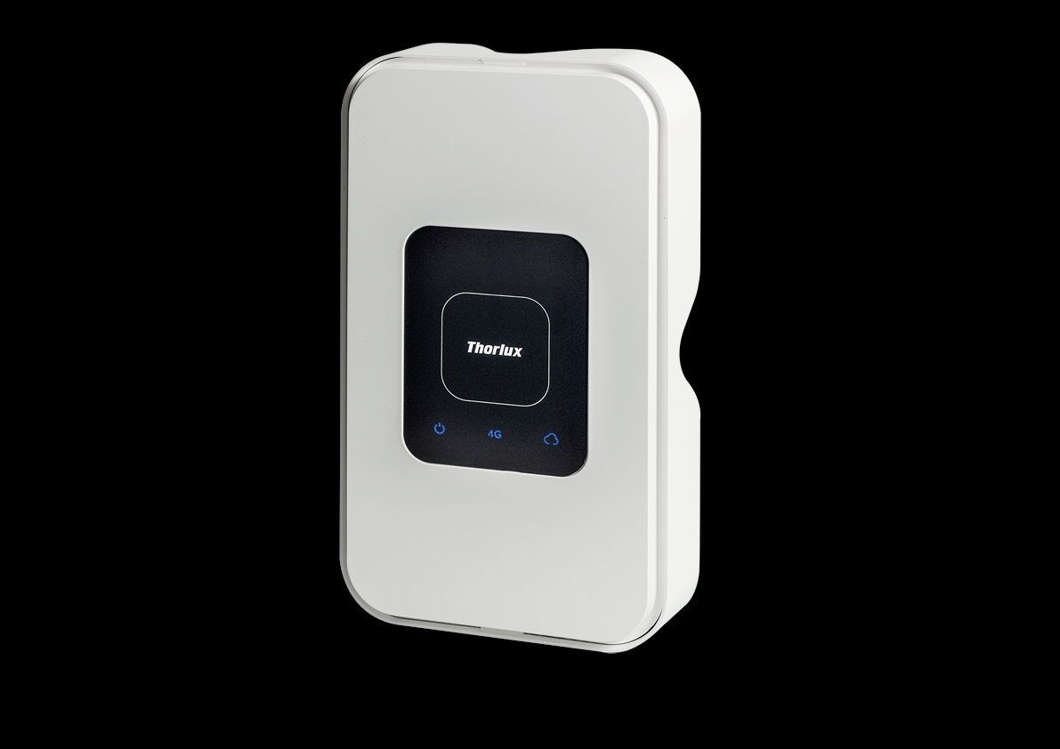 Smart light Gateway enhet med mørk skjerm og blå indikatorlamper; veggmontert.