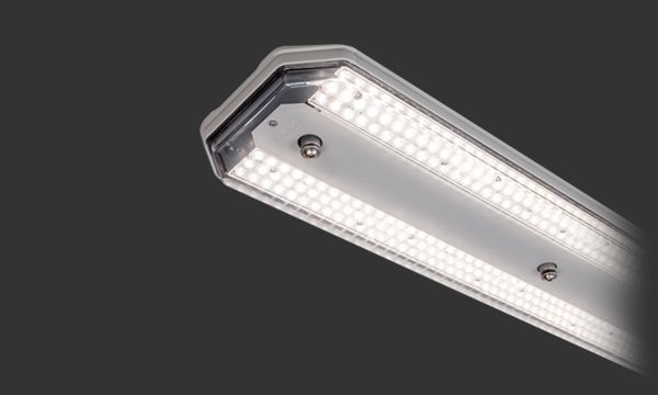 LED-lysarmatur, rektangulær form, med sterke hvite lys, montert på en mørk bakgrunn.