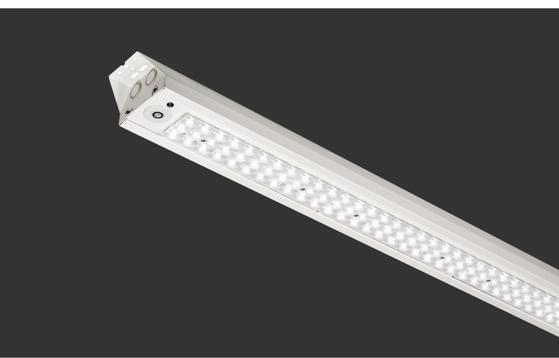 Hvit LED-lineær lysarmatur, vinklet, med mørkegrå bakgrunn.