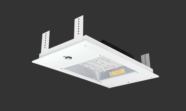 Hvit takmontert LED-lysarmatur med monteringsbraketter, rektangulær form, med rutenett og en svart komponent.