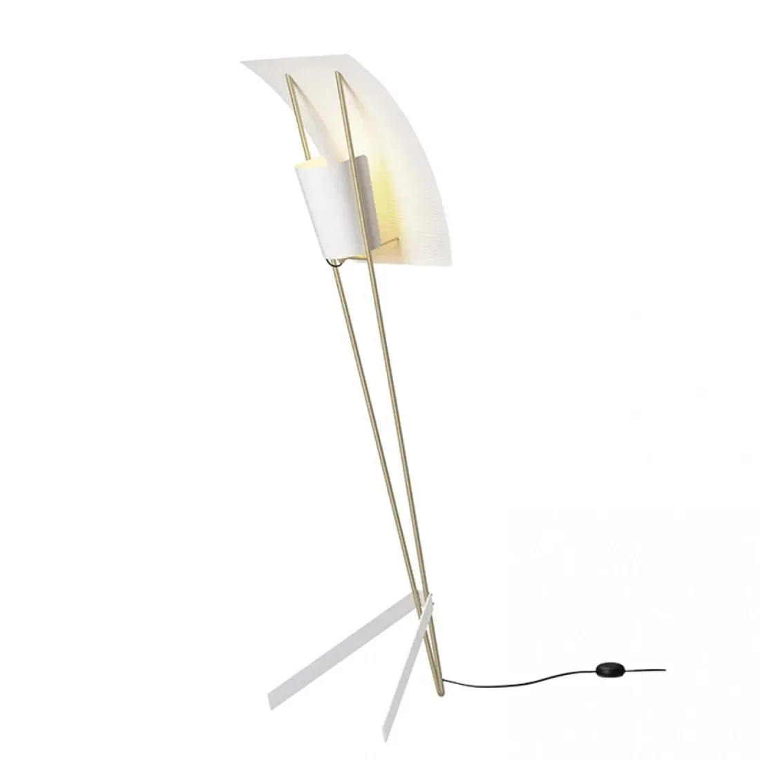 Hvit og gullfarget buet gulvlampe med buet skjerm og trekantet base.