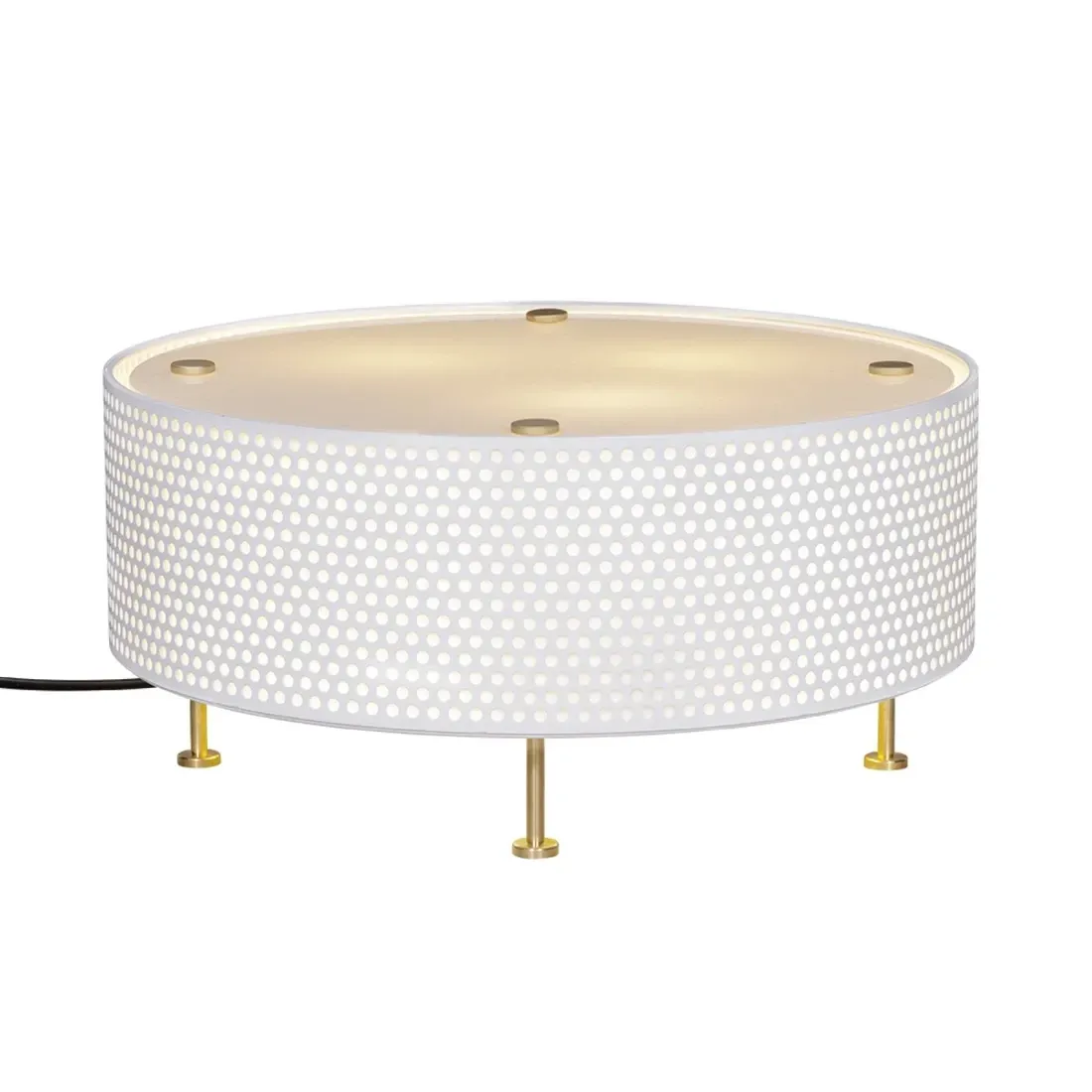 Hvit perforert sylindrisk bordlampe med gullfargede ben, opplyst innenfra.