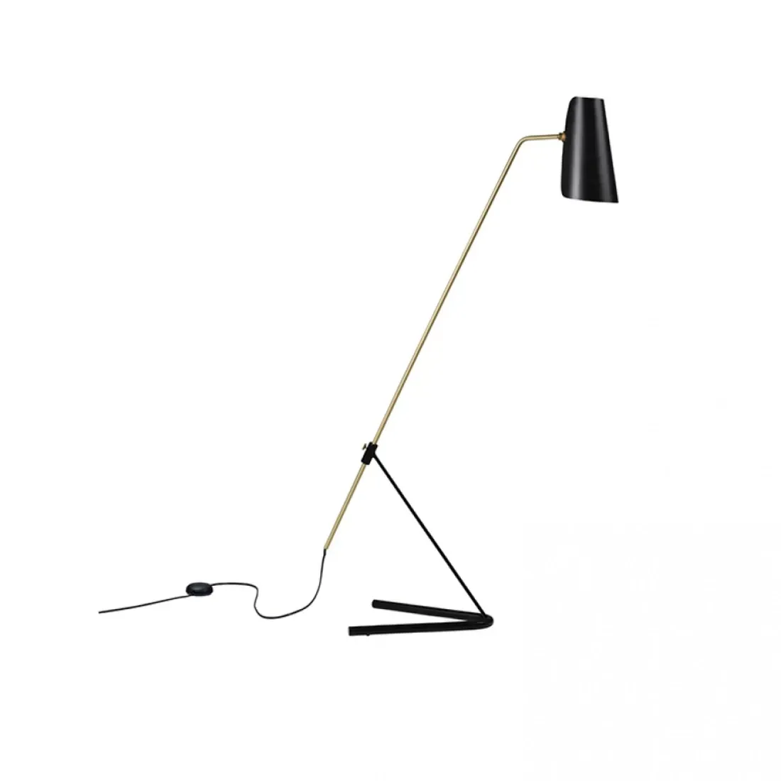 Moderne gulvlampe i svart og gull med kjegleformet skjerm og vinklet base.