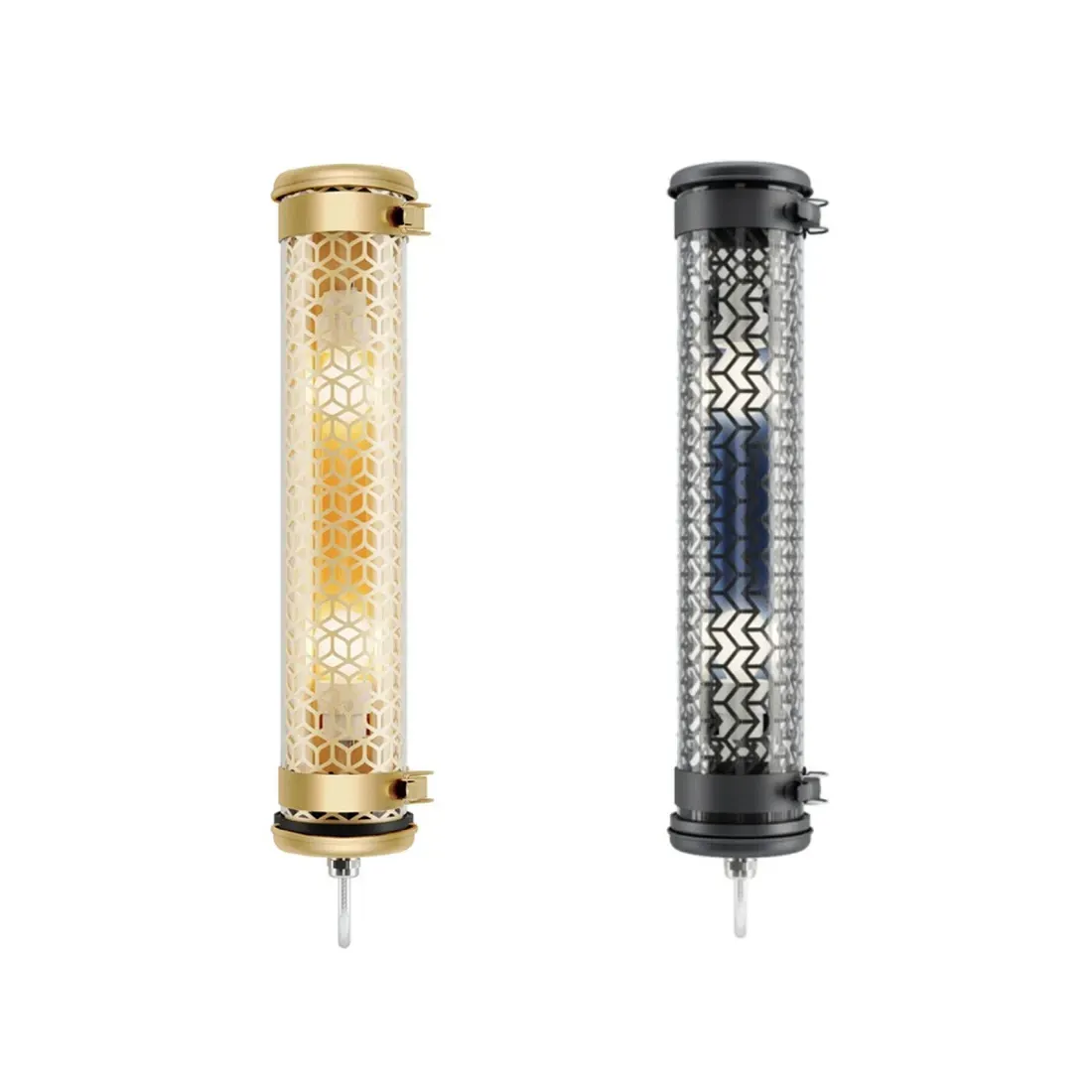 To sylindriske vegglampetter: gull og svart. Metallburdesign med innvendig lys, hengende fra en metallstang.