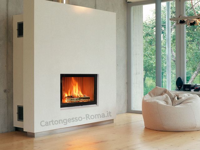 Camino acceso con rivestimento e cappa in cartongesso