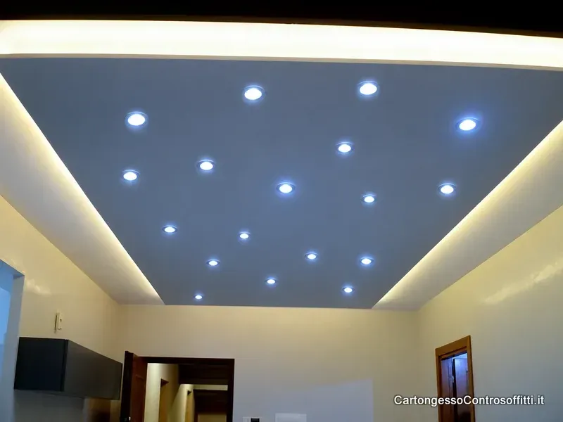 Controsoffitto in cartongesso con punti luce a effetto cielo stellato e illuminazione perimetrale.