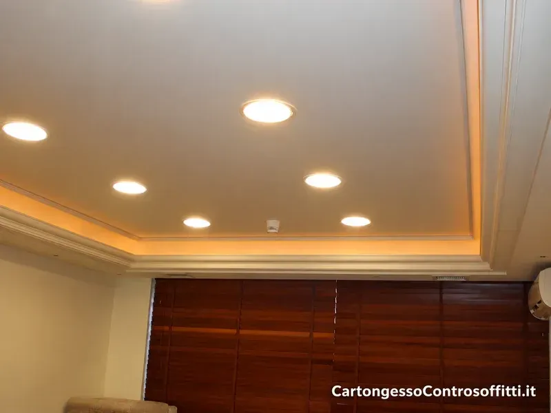 Controsoffitto in cartongesso con faretti incassati e luce perimetrale.