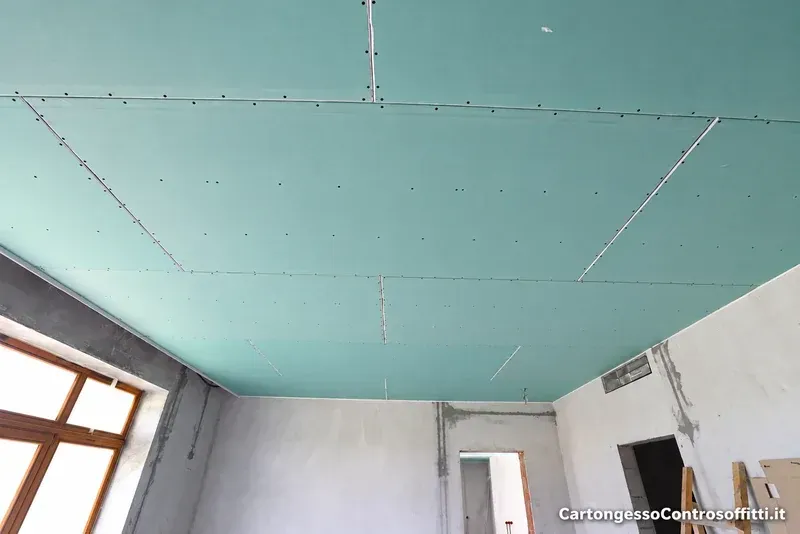 Controsoffitto piano con lastre verdi in cartongesso prima della stuccatura.