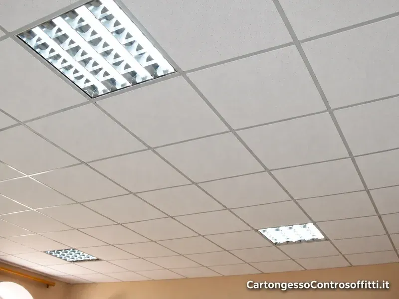 Controsoffitto in fibra con pannelli modulari e plafoniere integrate.