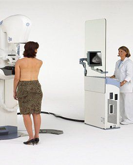 Une femme sans chemise se tient devant une machine.