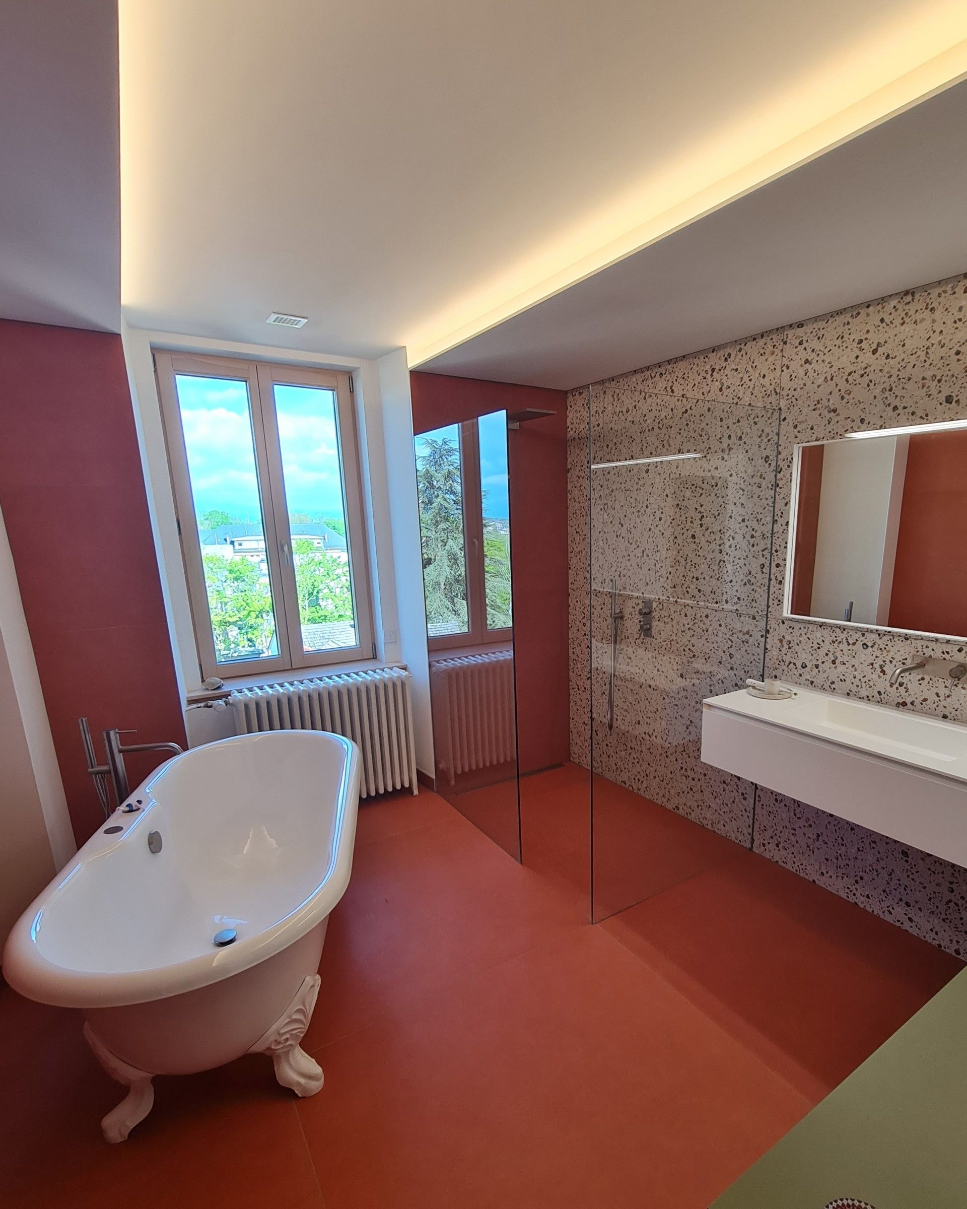 Une salle de bain avec baignoire, lavabo et miroir.