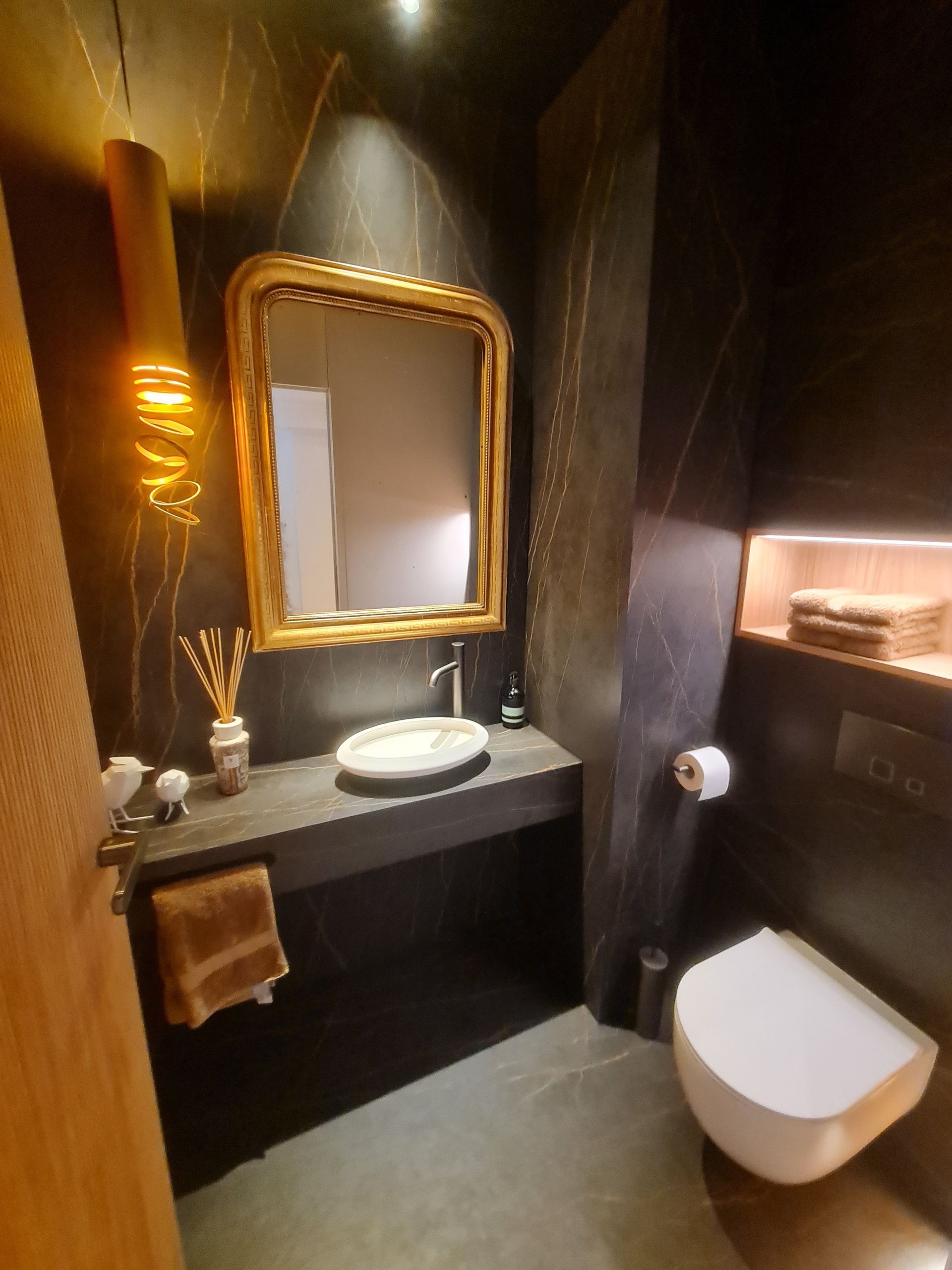 Une salle de bain avec lavabo, WC et miroir