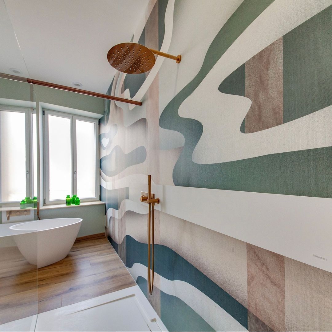 Une salle de bain avec une baignoire et un pommeau de douche