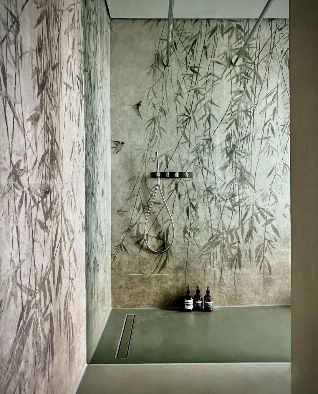 Une salle de bain dans un grenier avec un lavabo vert et un miroir.
