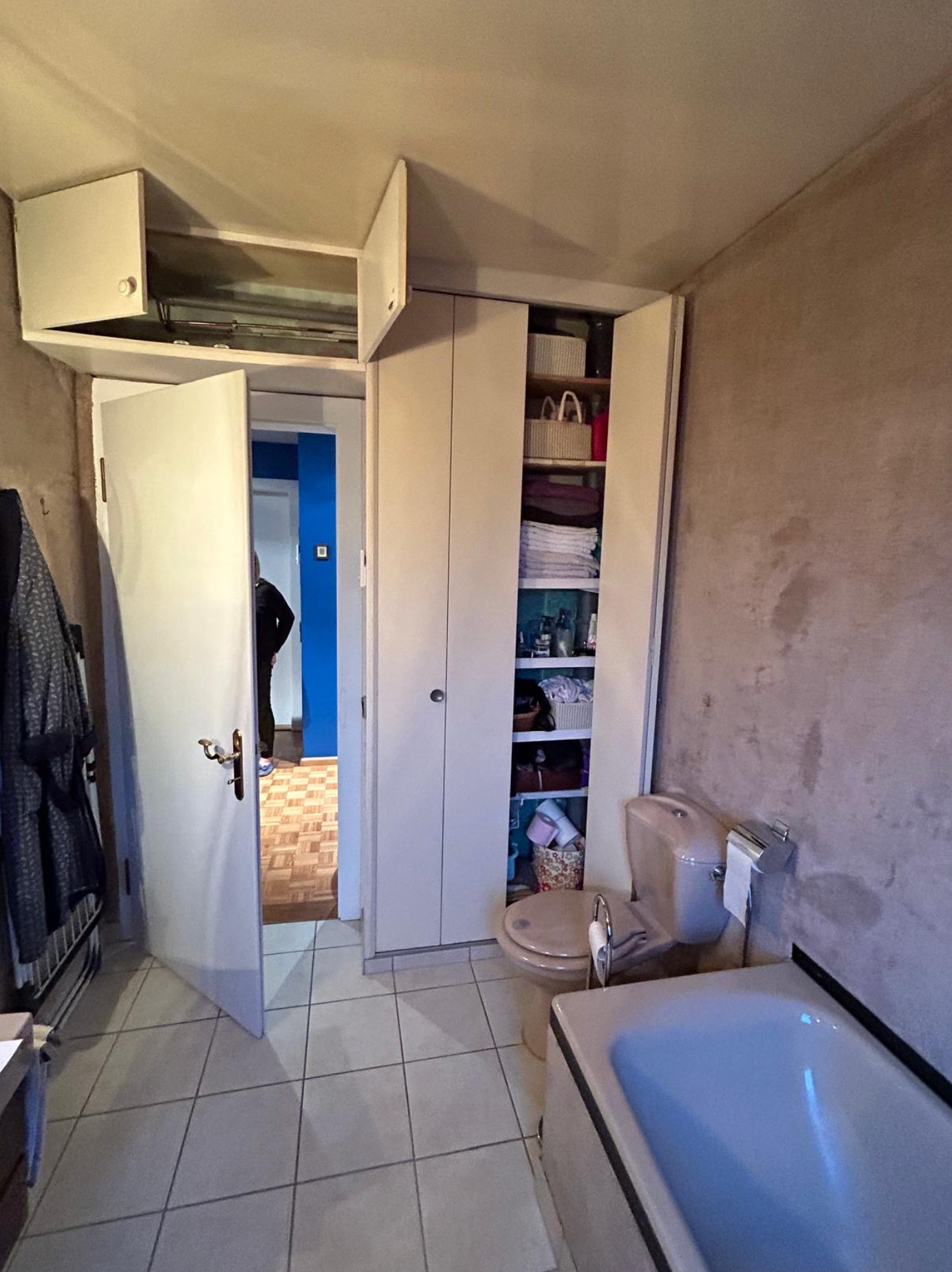 Une salle de bain avec WC, baignoire et placard