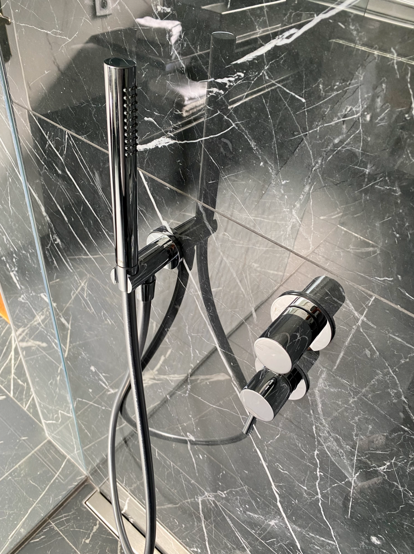 Un gros plan d'une pomme de douche dans une salle de bain.