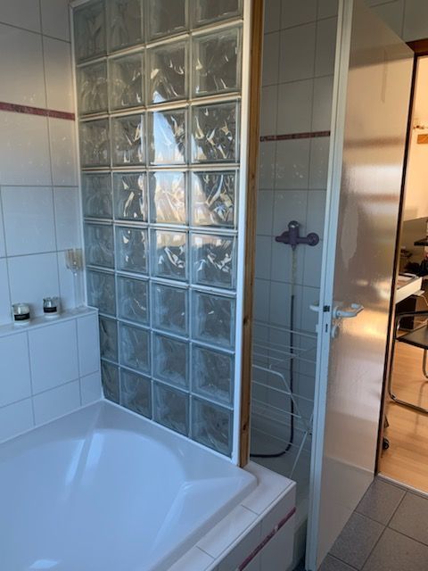 Une salle de bain avec une baignoire et une cabine de douche