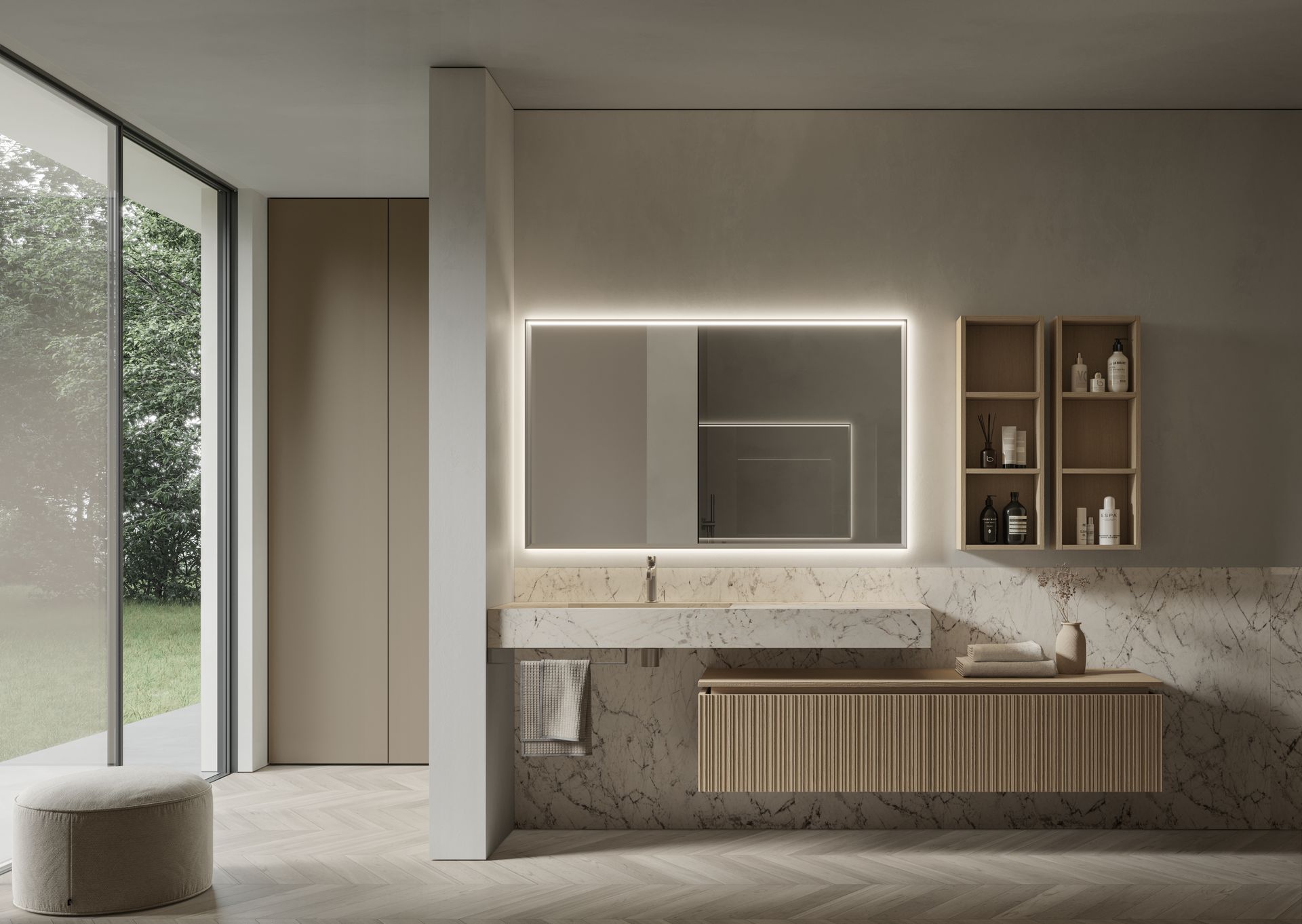 Une salle de bain avec lavabo, miroir et étagères.