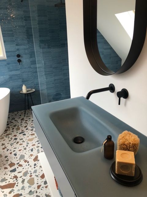 Meuble de salle de bain, plan vasque en verre sablé bleu indigo, robinetterie encastrée noir mat