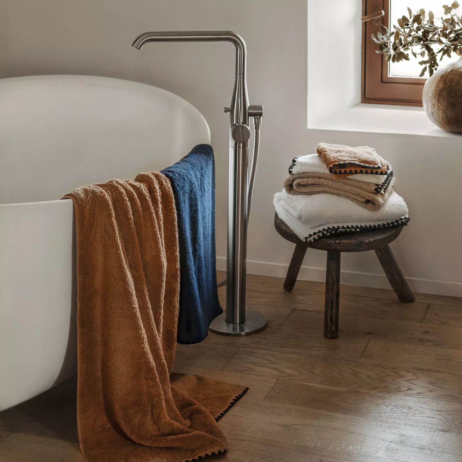 Serviette de bains ISSEY HAOMY
en coton brodées noir.
Accessoire de salle de bain