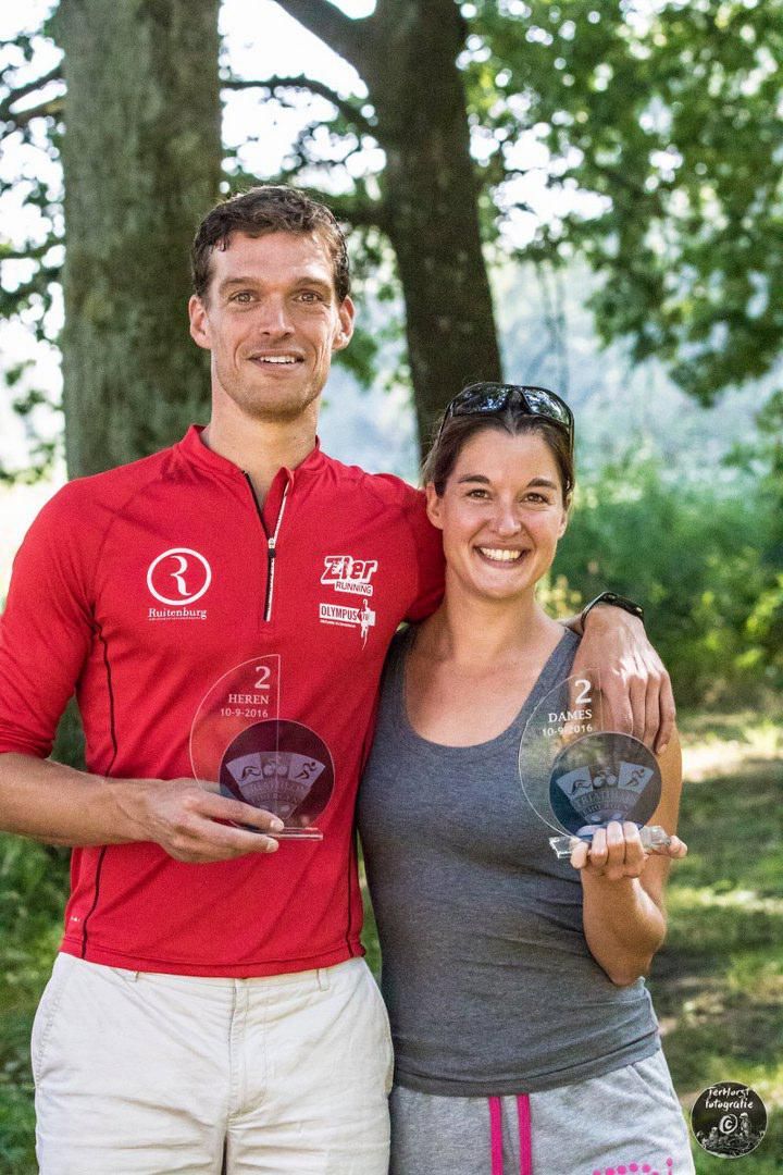 Een man en een vrouw staan ​​naast elkaar en houden trofeeën vast.