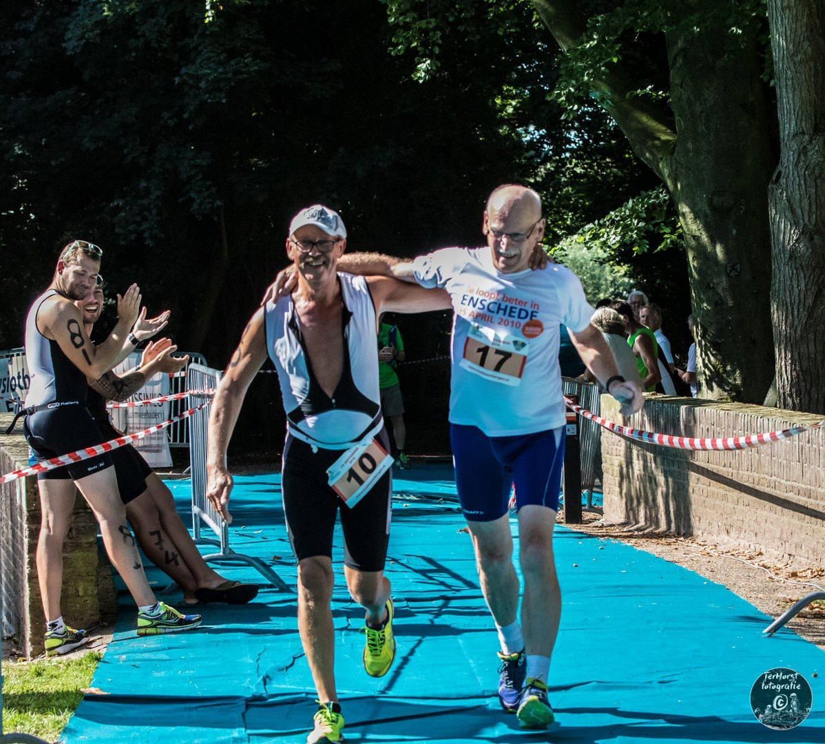 Twee mannen rennen in een race en een van hen heeft nummer 17 op zijn shirt