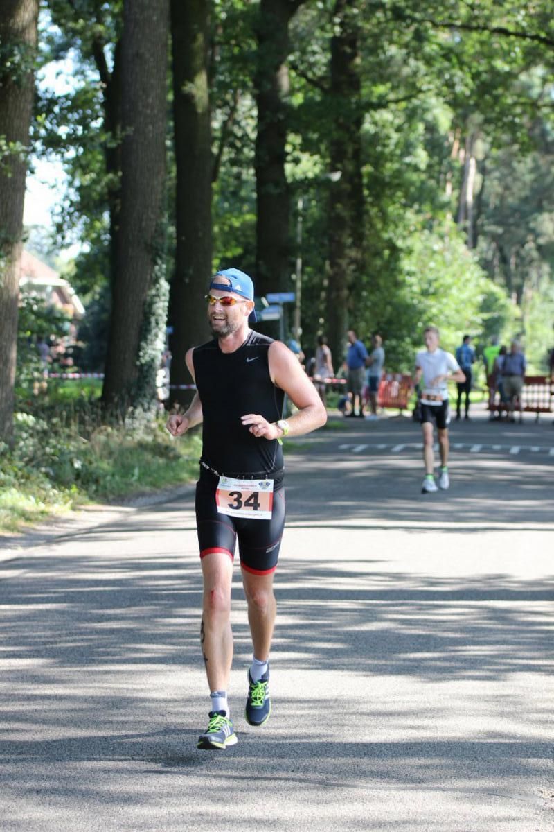 Een man rent mee in een race met het nummer 34 op zijn shirt